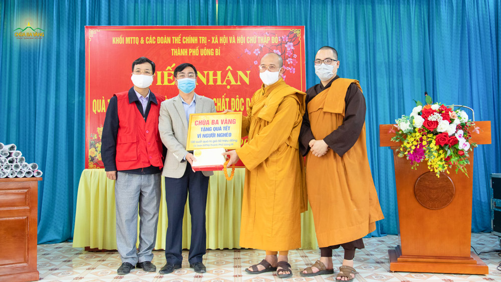 Đại diện lãnh đạo khối Mặt trận Tổ quốc, các đoàn thể chính trị - xã hội và Hội Chữ thập đỏ thành phố Uông Bí đã tiếp nhận 100 suất quà trị giá 50 triệu đồng từ chùa Ba Vàng gửi tặng