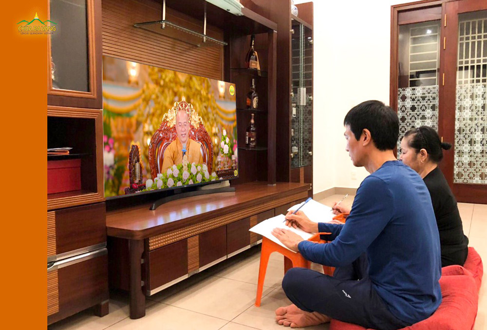 Thông qua mạng trực tuyến, các Phật tử chăm chú lắng nghe lời giảng của Sư Phụ Thích Trúc Thái Minh