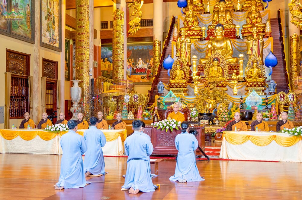 Các Phật tử đang tu tập cấm túc tại chùa đã đại diện cho hàng nghìn Phật tử chùa Ba Vàng đang tu tập, sinh hoạt tại hơn 200 đạo tràng trong và ngoài nước dâng lên Sư Phụ lời tạ Pháp