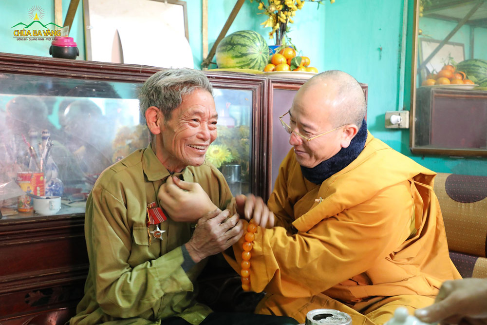 Sư Phụ Thích Trúc Thái Minh ân cần cài lại khuy áo giúp Chiến sĩ giải phóng, Anh hùng Lực lượng vũ trang nhân dân Trương Quang Thiện