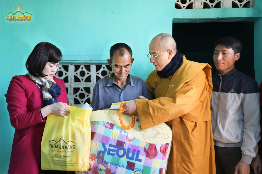 Sư Phụ trao quà và 1 triệu tiền mặt đến gia đình ông Phạm Văn Minh, hiện đang phải làm nghề nhặt rác để kiếm thu nhập qua ngày