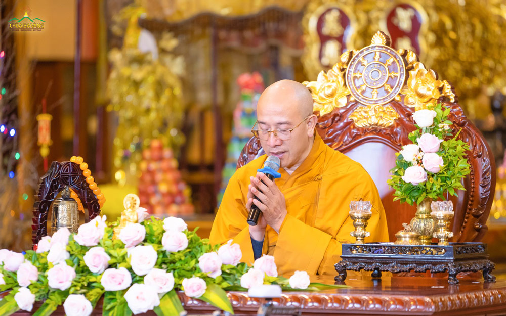 Sư Phụ Thích Trúc Thái Minh trong buổi lễ Phật tử dâng lời tạ Pháp, tri ân Sư Phụ đã hằng giáo dưỡng Phật tử tu học trong chính Pháp của Như Lai