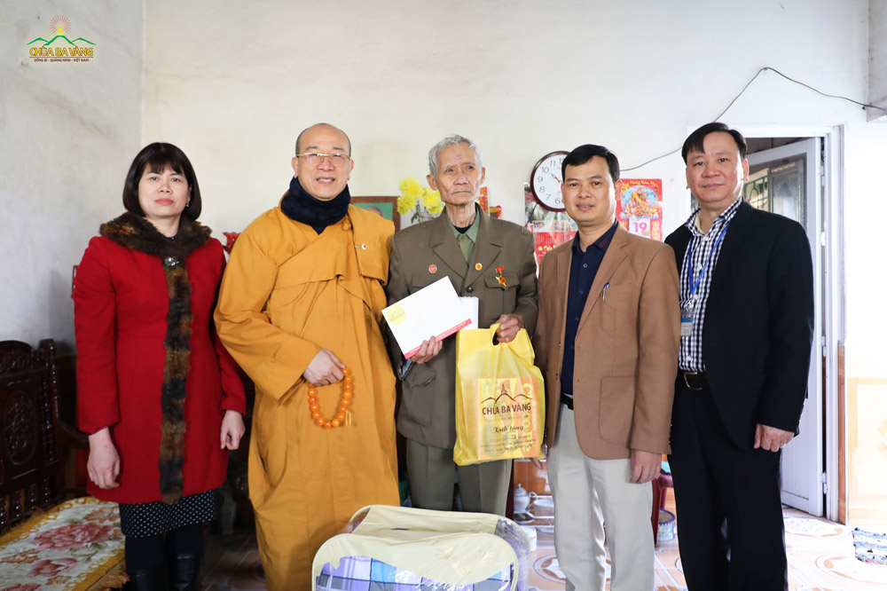 Sư Phụ cùng lãnh đạo chính quyền đến thăm gia đình đồng chí Nguyễn Khắc Đường - người hoạt động kháng chiến nhiễm chất độc hóa học và trao những phần quà Tết tới gia đình