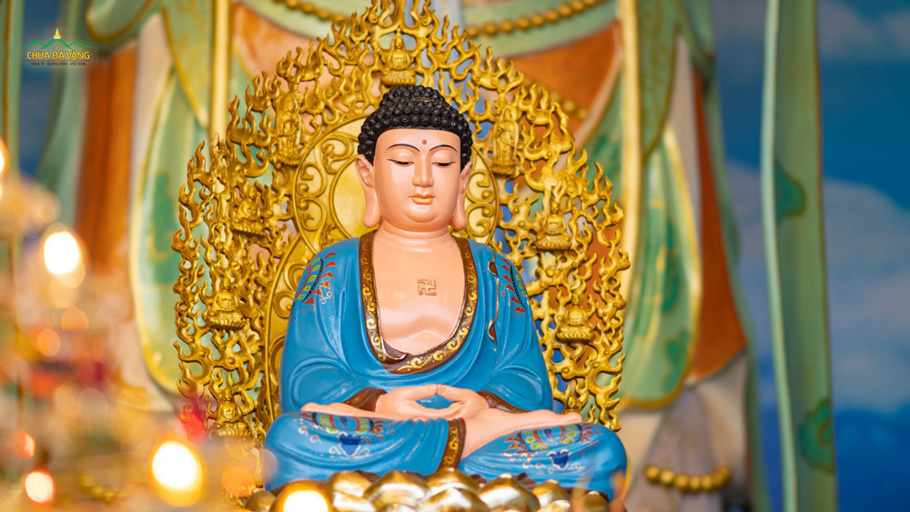 Tôn tượng Đức Dược Sư Lưu Ly Quang Vương Phật trong đàn lễ cầu tiêu tai diên thọ tại chùa Ba Vàng
