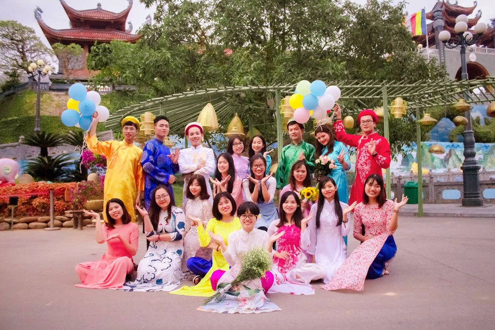 Nguyễn Đức Việt cùng các bạn trẻ chụp ảnh lưu niệm trong khuôn viên chùa Ba Vàng