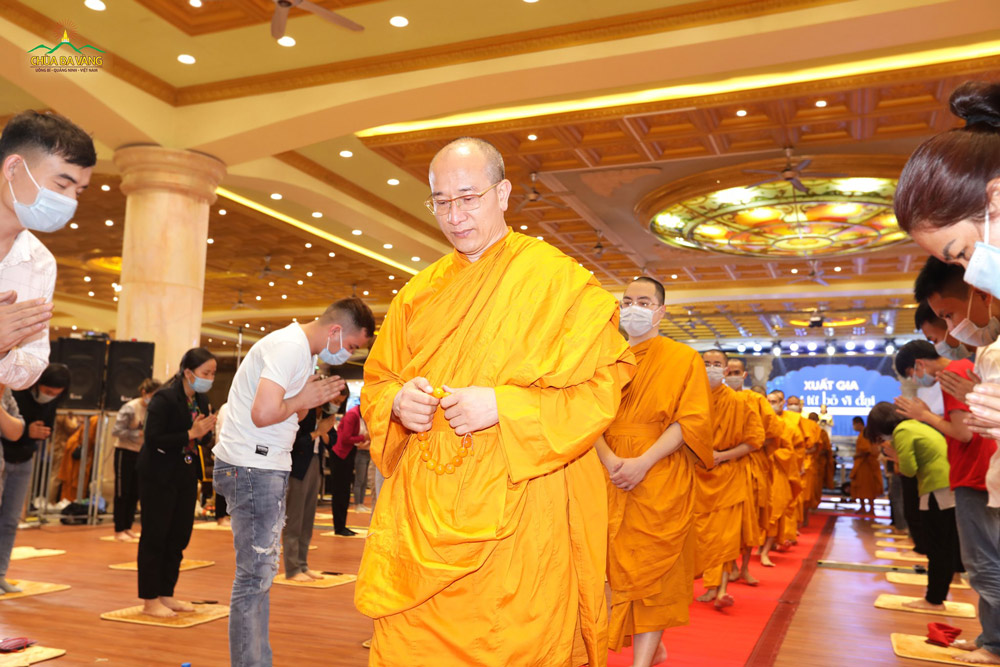 Phật tử cung kính cung đón Sư Phụ cùng chư Tăng chứng minh và tham dự chương trình “Xuất gia - Sự từ bỏ vĩ đại | Kỷ niệm ngày xuất gia của Thái tử Tất Đạt Đa”
