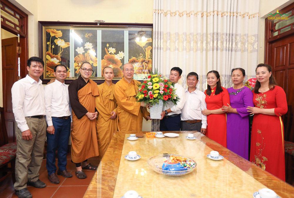 Phật tử Nguyễn Đình Dung đại diện đạo tràng dâng hoa tri ân Sư Phụ nhân ngày 20/11