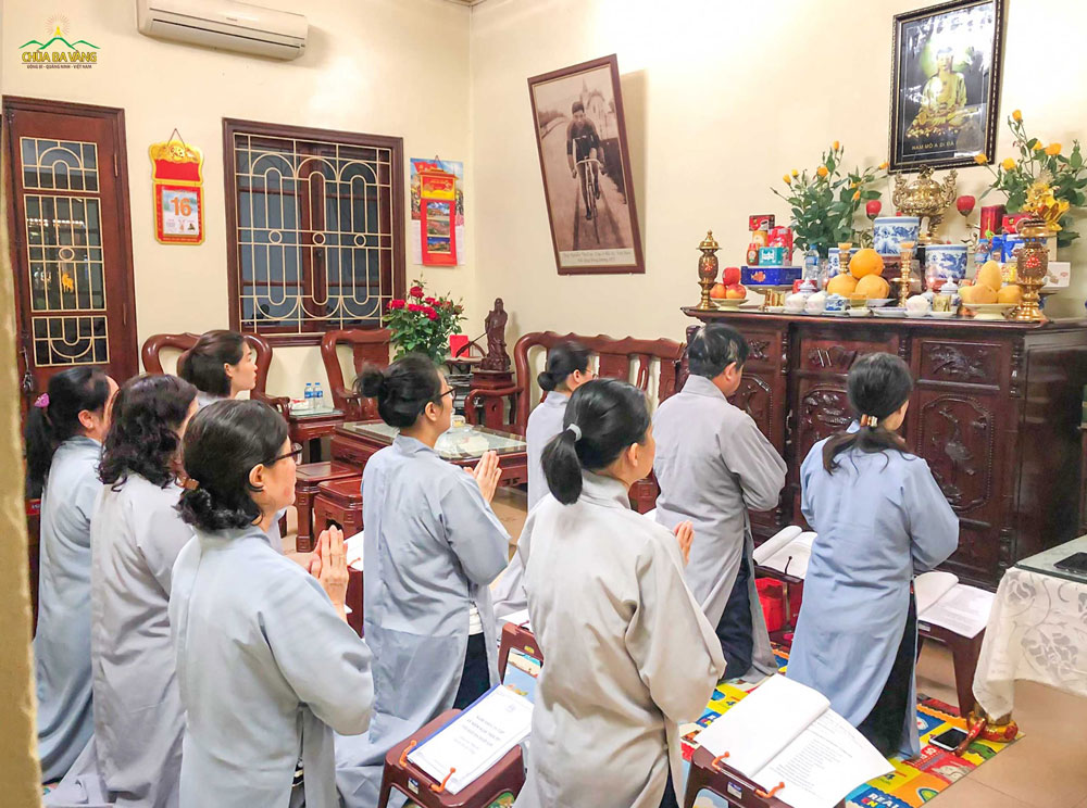 Trước ban thờ Phật tại gia, các Phật tử gửi tấm lòng thành kính tri ân ân đức xuất gia của Thái tử Tất Đạt Đa