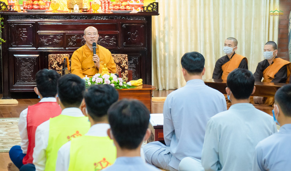 Các Phật tử hạnh phúc khi được quây quần, mừng sinh nhật lần thứ 54 của Sư Phụ