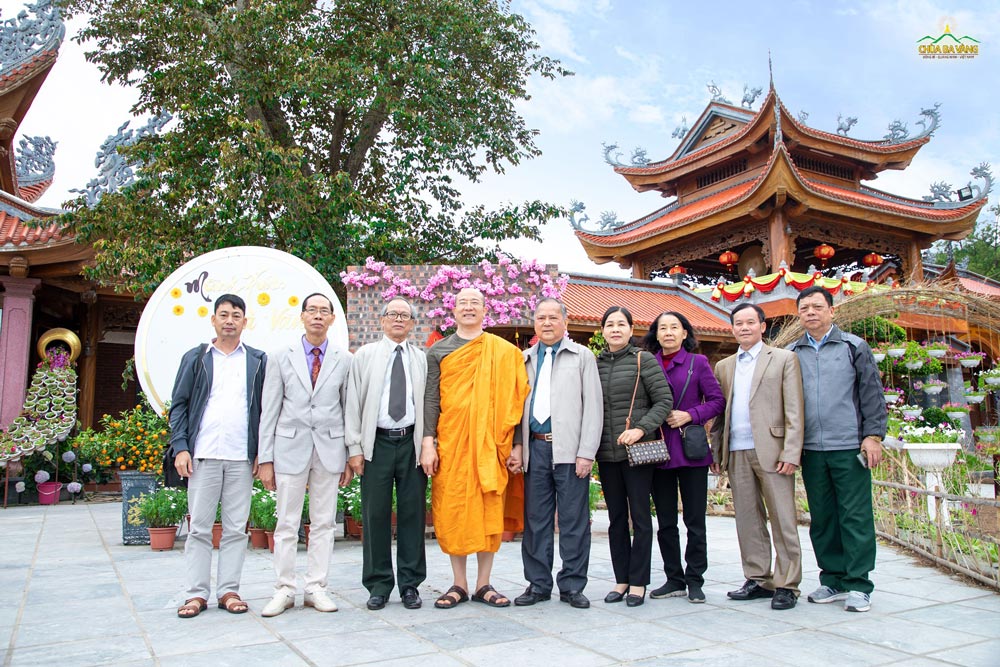 Sư Phụ Thích Trúc Thái Minh cùng đoàn Hội Người cao tuổi tỉnh Quảng Ninh chụp hình lưu niệm tại sân chính điện chùa Ba Vàng