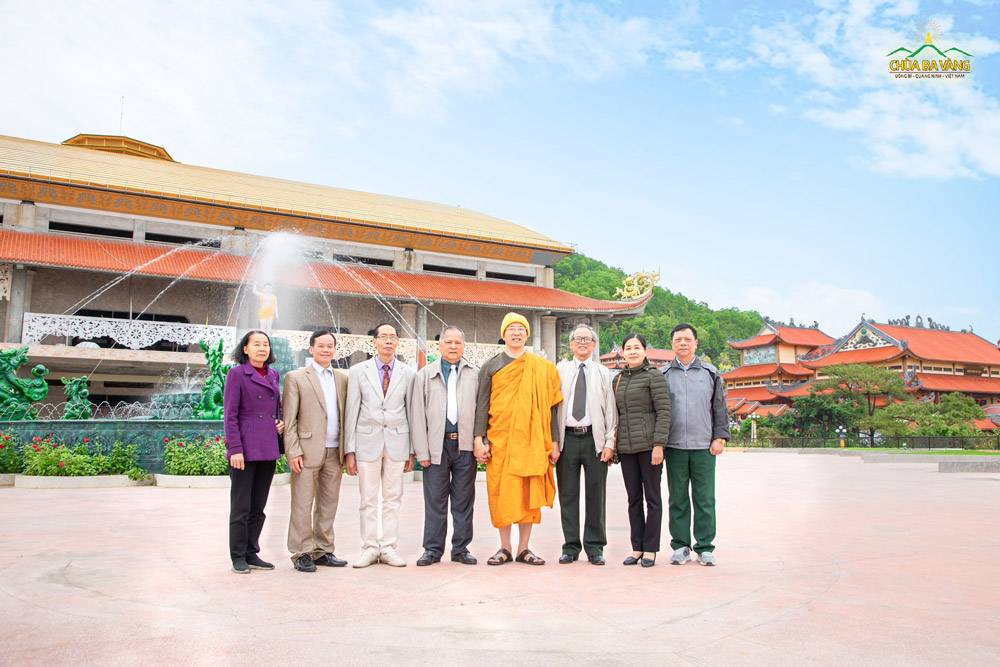 Sư Phụ Thích Trúc Thái Minh cùng lãnh đạo Hội Người cao tuổi tỉnh Quảng Ninh và lãnh đạo Hội Người cao tuổi thành phố Uông Bí chụp hình lưu niệm tại tượng Đức Phật đản sinh