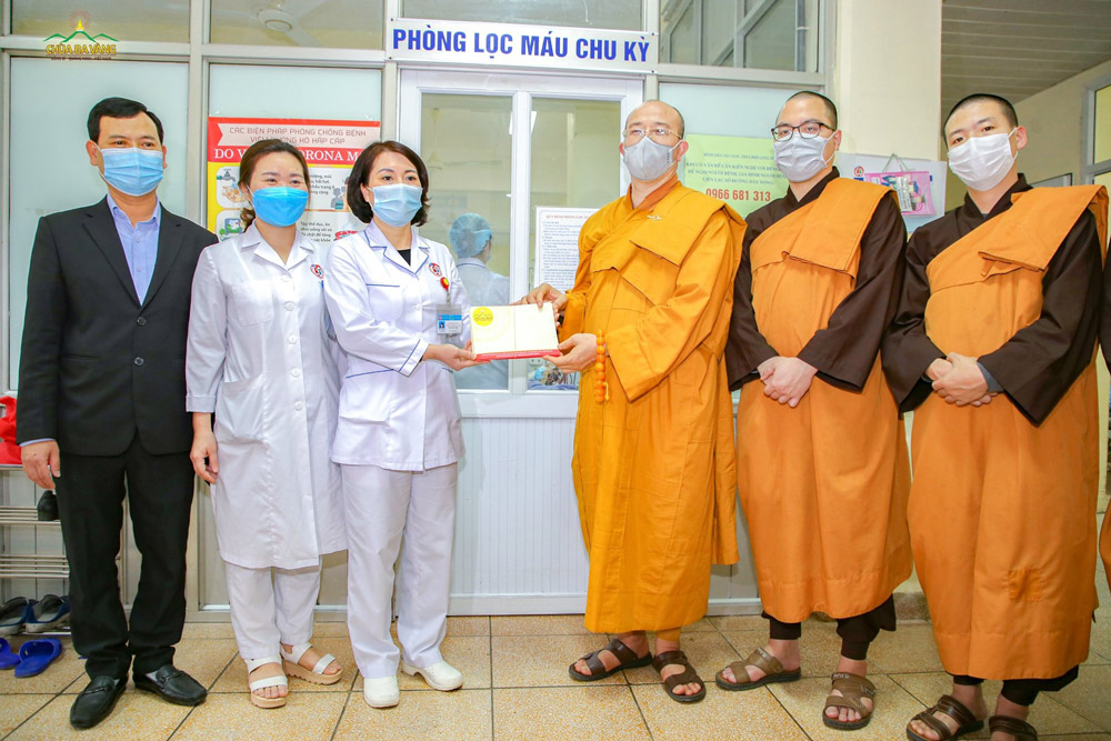 Sư Phụ cùng chư Tăng gửi những phần quà còn lại, nhờ đội ngũ y bác sĩ tại bệnh viện chuyển đến bệnh nhân