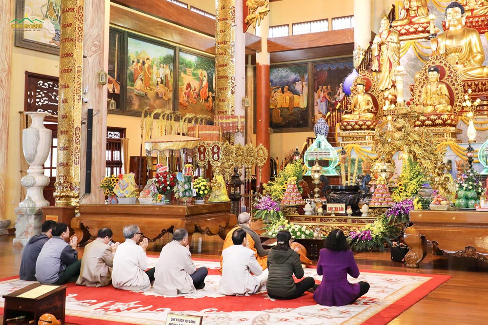Tại chính điện chùa Ba Vàng, Sư Phụ tác lễ cầu bình an cho các thành viên trong ban lãnh đạo Hội Người cao tuổi tỉnh Quảng Ninh và Hội Người cao tuổi thành phố Uông Bí