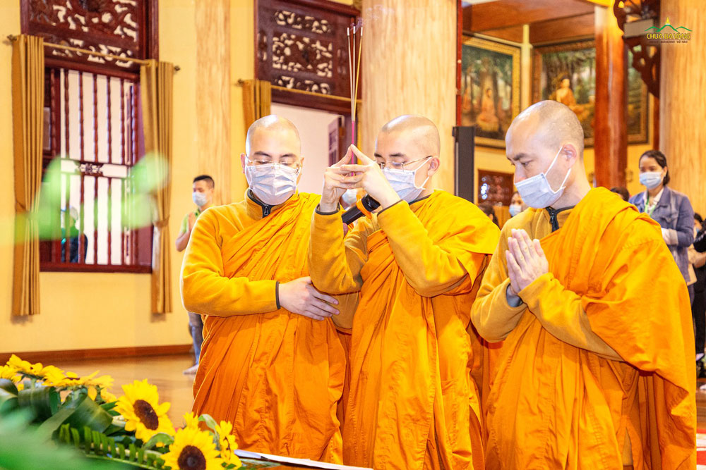 Chư Tăng tác lễ cầu an cho đoàn công ty Herbalife tại chính điện của chùa