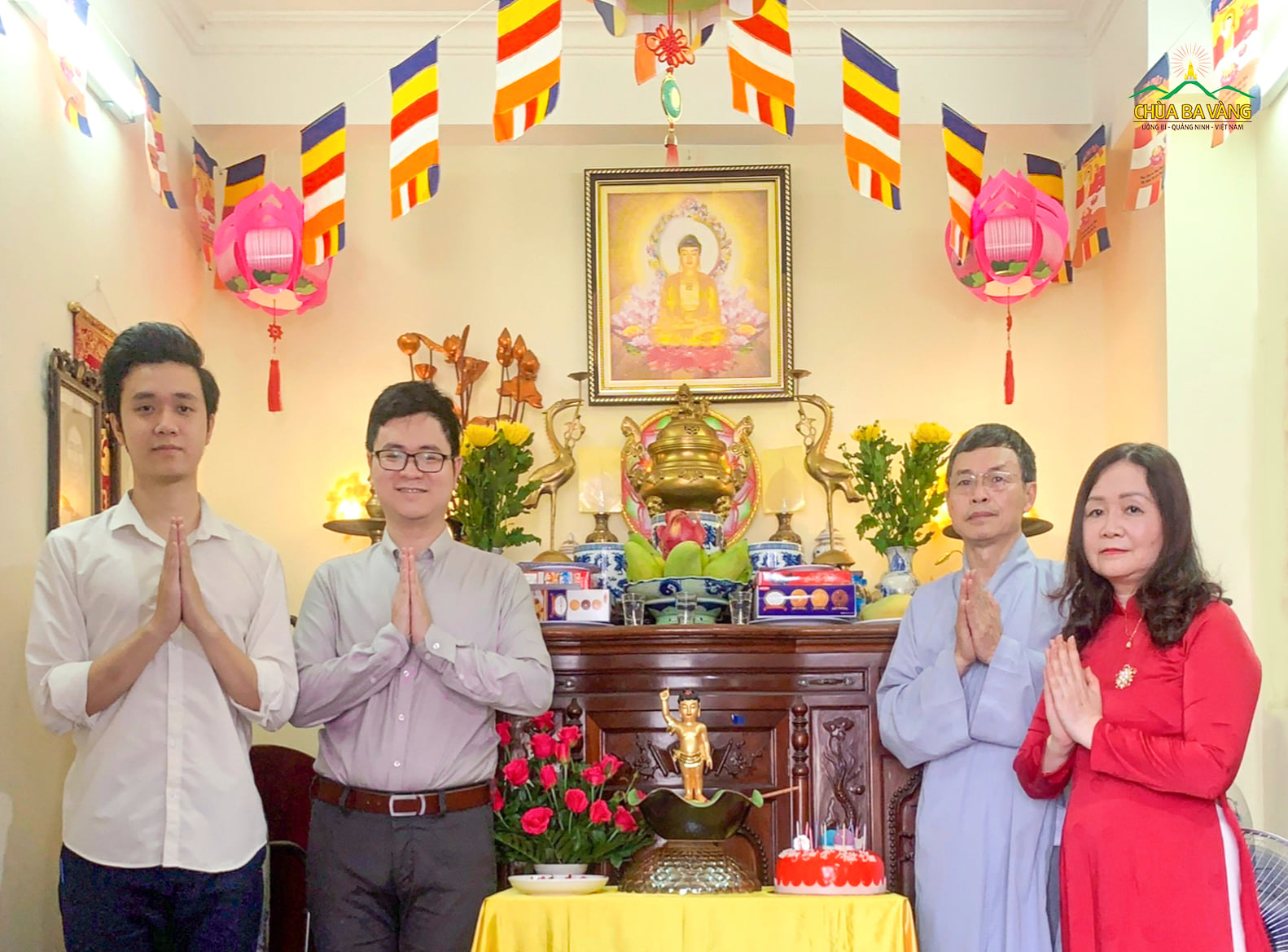 Các thành viên trong gia đình đều chung một lòng hướng Phật, đều hạnh phúc khi cùng nhau tổ chức Phật đản tại nhà.  
