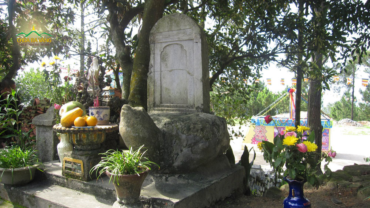 Bia đá trên lưng rùa khắc tên Sư Tổ Trúc Lâm Ma ha Sa môn Tuệ Bích Phổ Giác được tìm thấy tại chùa Ba Vàng