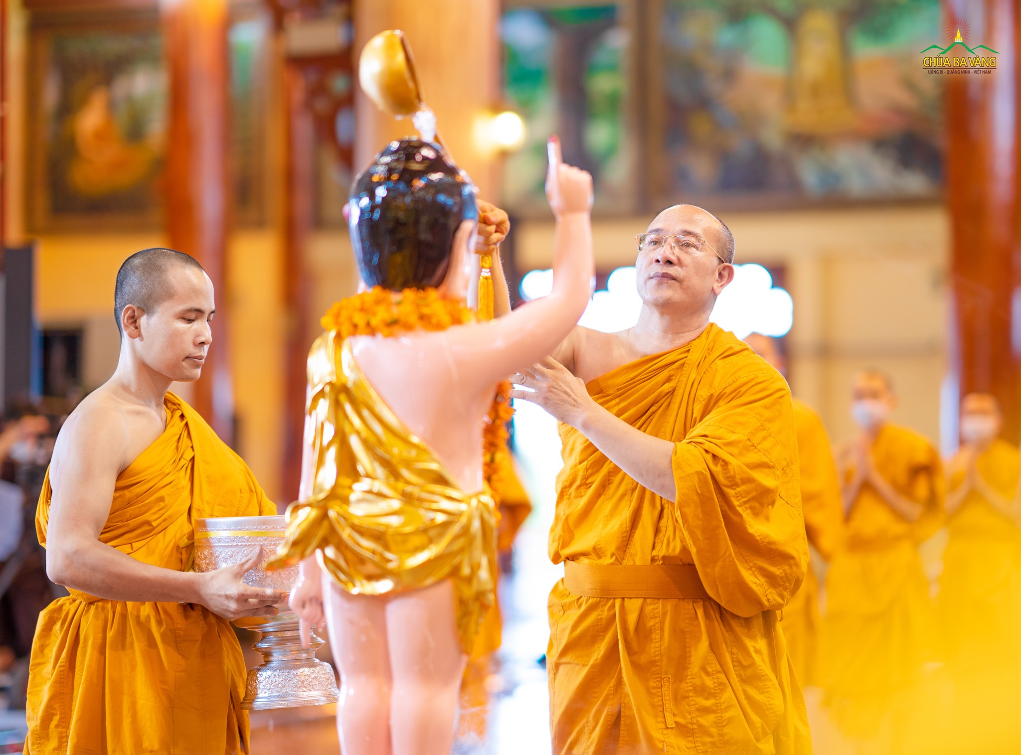 Thầy Thích Trúc Thái Minh dâng nước cúng dường tắm bảo tượng Đức Phật sơ sinh  