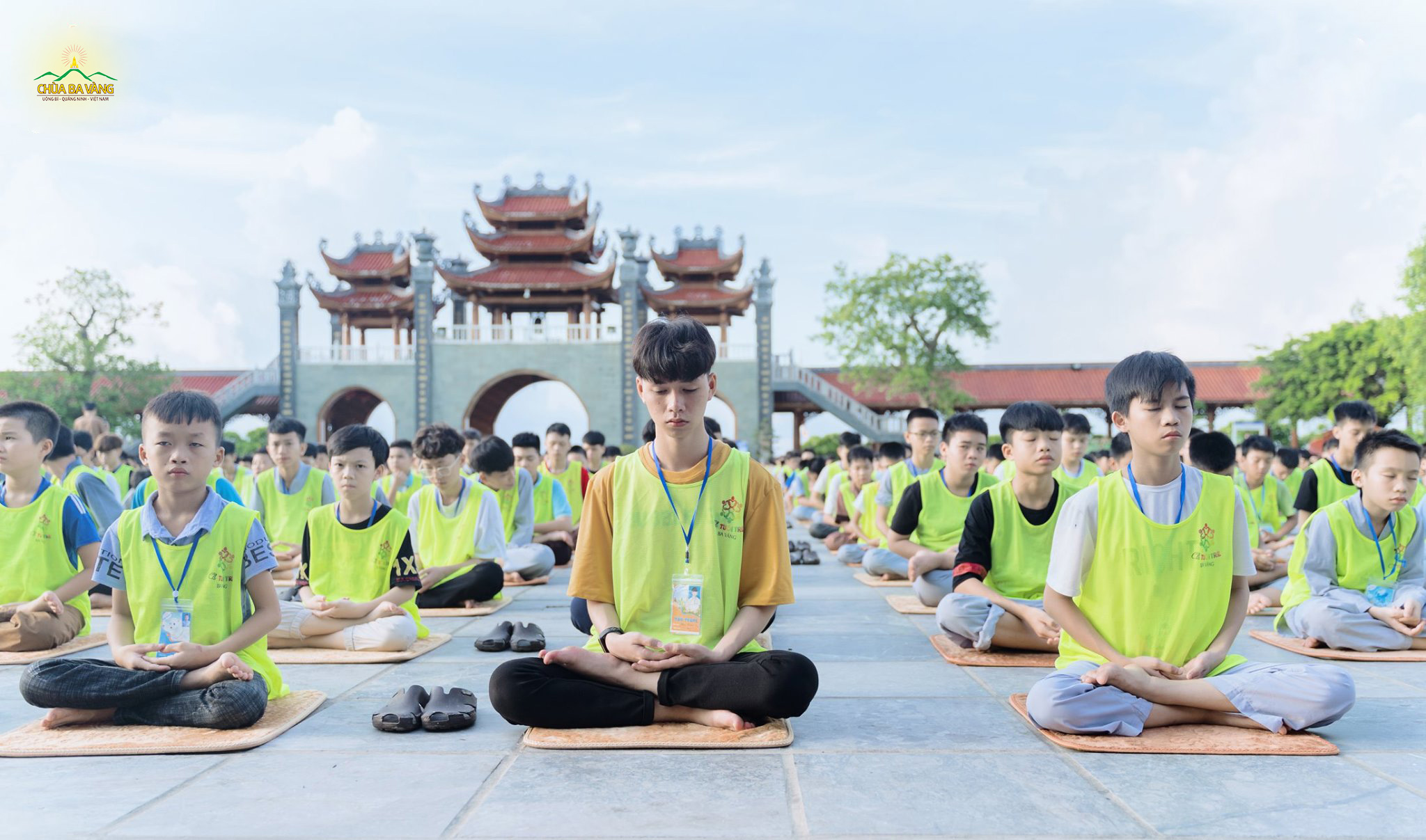 Các bạn trẻ ngồi thiền trong tư thế bán già (Ảnh khóa tu mùa hè đợt 1 - 2020 tại chùa Ba Vàng)