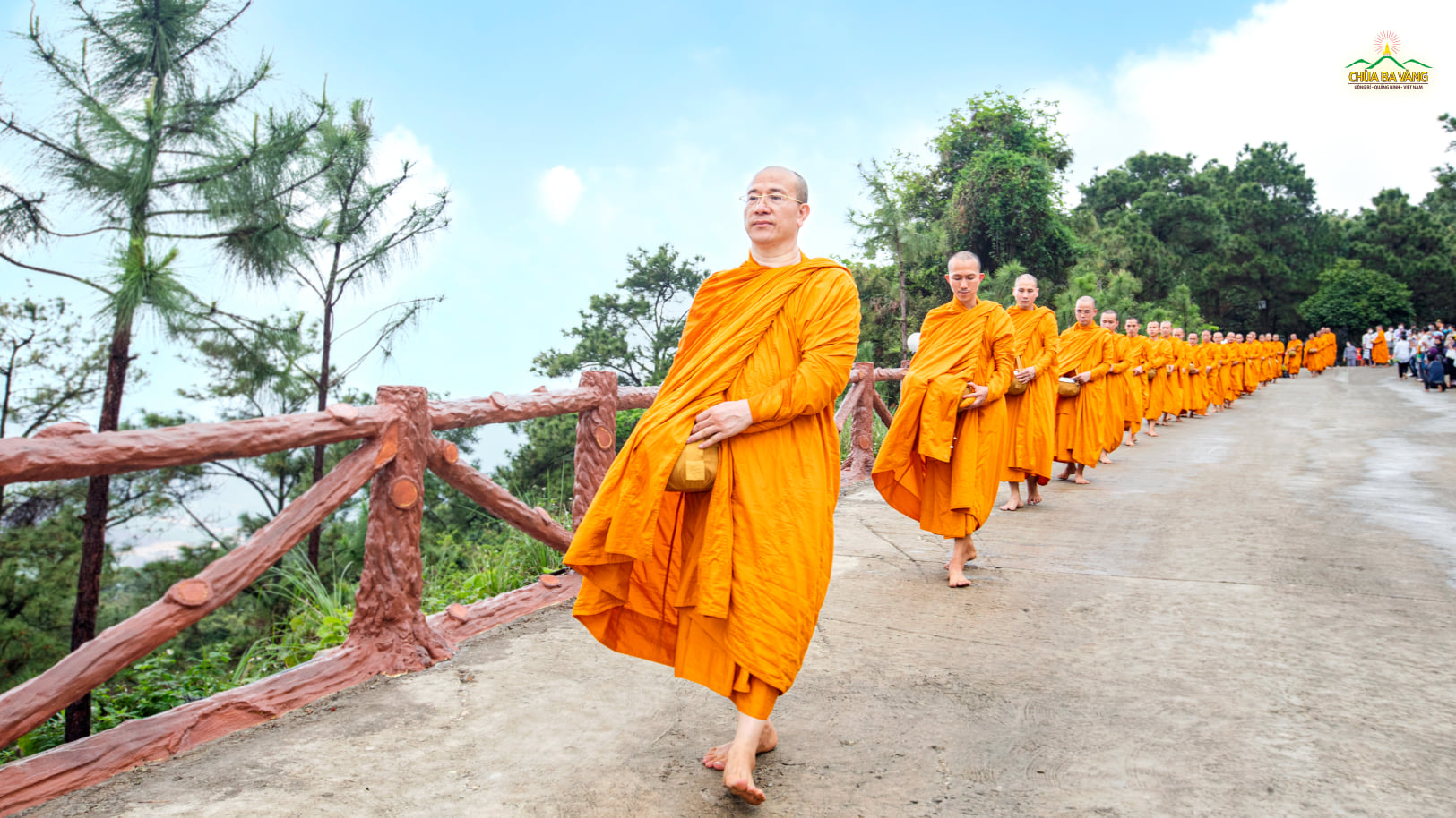 Thầy Thích Trúc Thái Minh dẫn đầu Tăng đoàn trì bình khất thực trong khuôn viên bổn tự chùa Ba Vàng