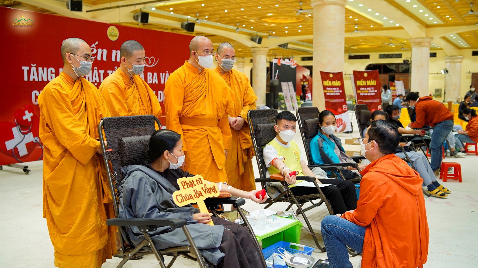 Thầy Thích Trúc Thái Minh cùng chư Tăng hỏi thăm, động viên tình hình sức khỏe của các Phật tử
