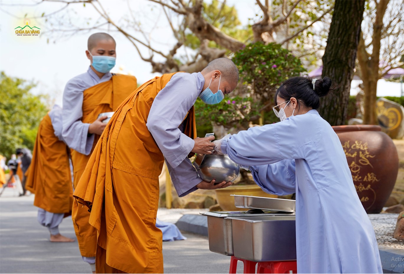 Phật tử thành tâm sớt thực phẩm tinh sạch cúng dường chư Ni 