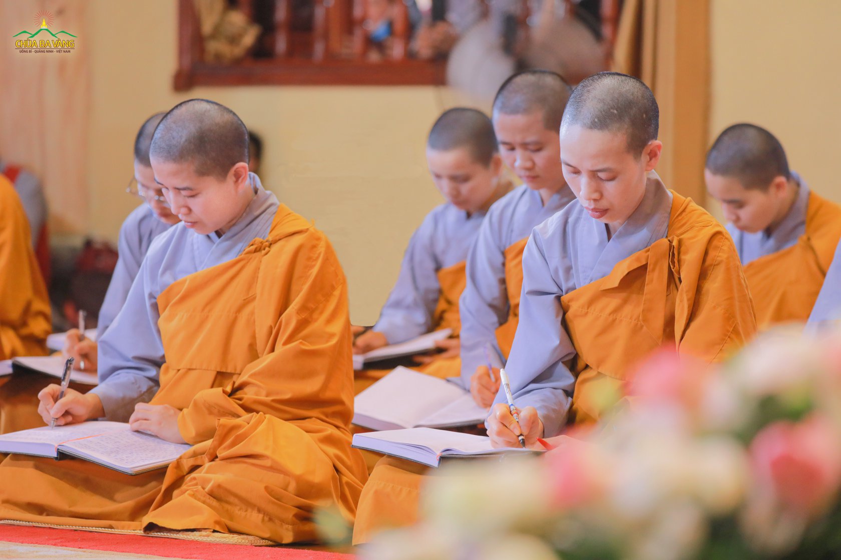 Chư Ni chùa Ba Vàng ghi chép lời giảng của Sư Phụ Thích Trúc Thái Minh