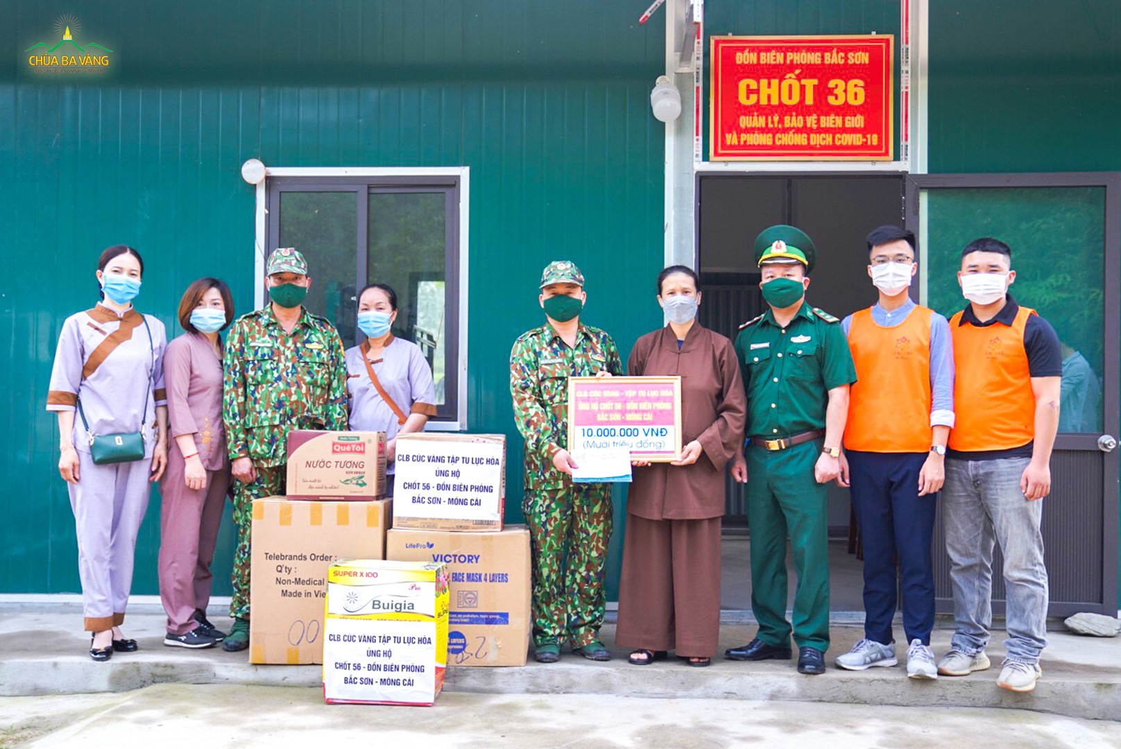Đoàn từ thiện của Phật tử chùa Ba Vàng trao quà từ thiện tại chốt 36, đồn biên phòng Bắc Sơn