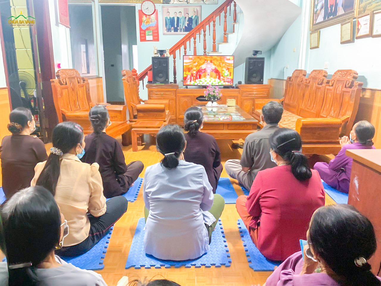 Phật tử đạo tràng chùa Diên Phúc chăm chú nghe Sư Phụ giảng Pháp trực tuyến