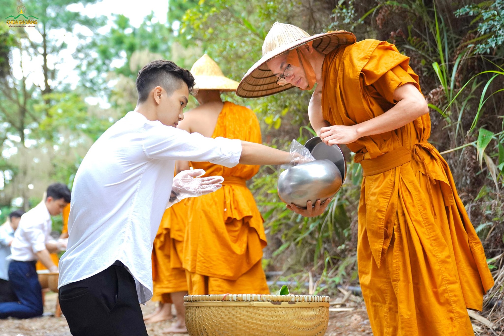 Với tâm thành kính, Phật tử sớt vật thực cúng dường chư Tăng, mong nguyện chư Tăng có sức khỏe, sớm đạt thành Thánh quả