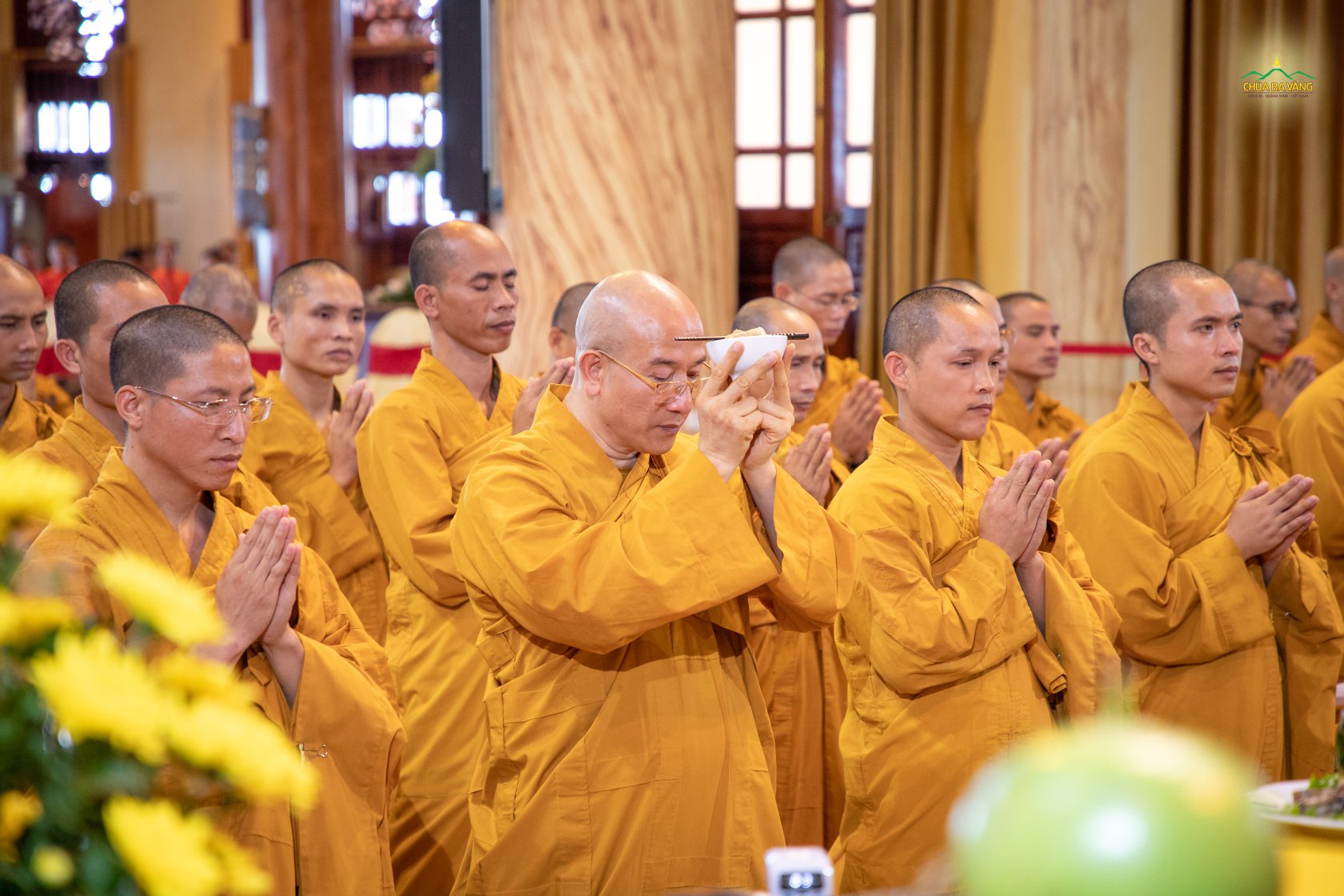 Thầy Thích Trúc Thái Minh thành kính thực hiện nghi thức cúng Tổ  