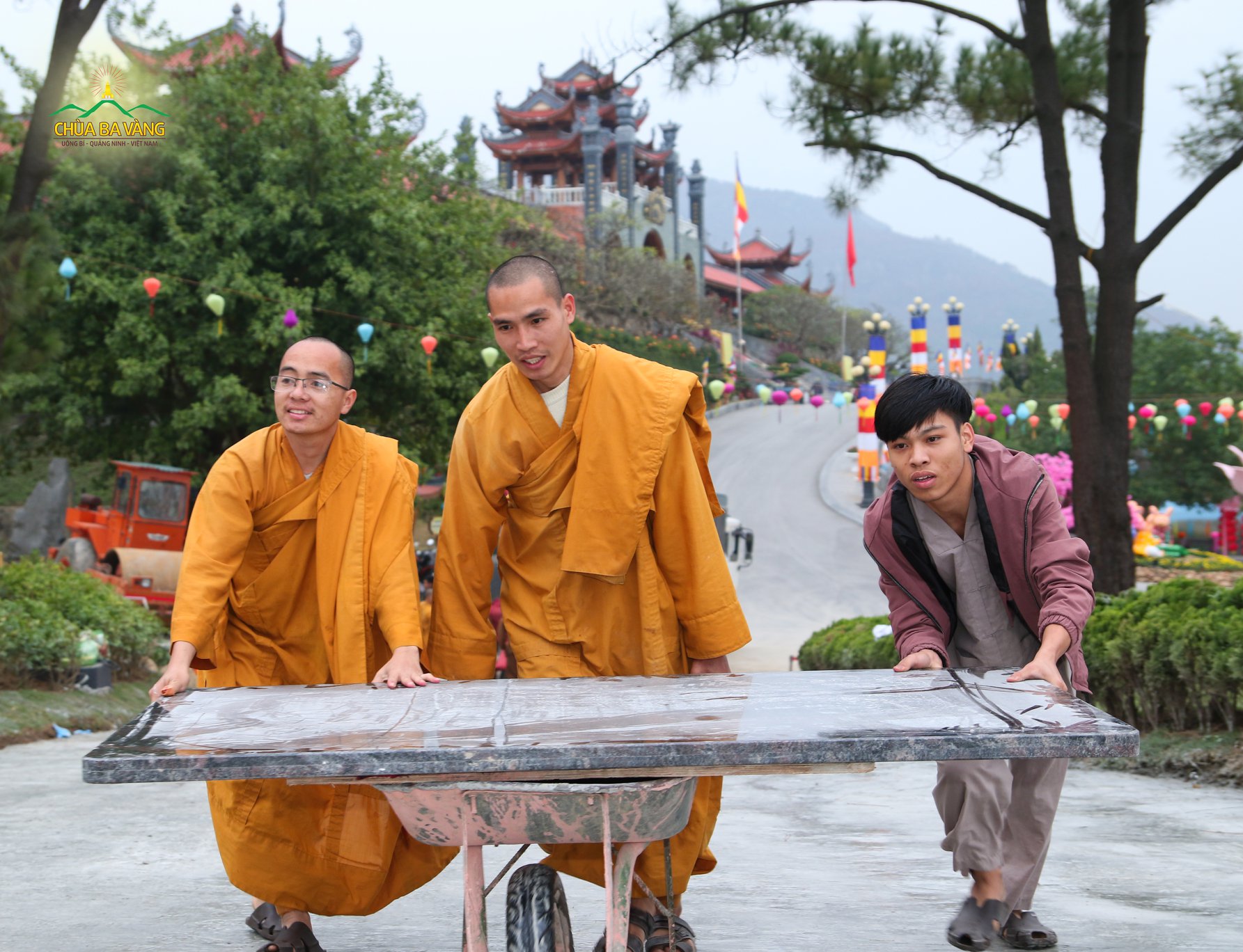 Trước mỗi dịp Tết, công tác chuẩn bị trang trí chùa cảnh tại chùa Ba Vàng đều có sự tham gia của chư Tăng Ni, Phật tử, cư sĩ làm công quả cùng công nhân tại chùa