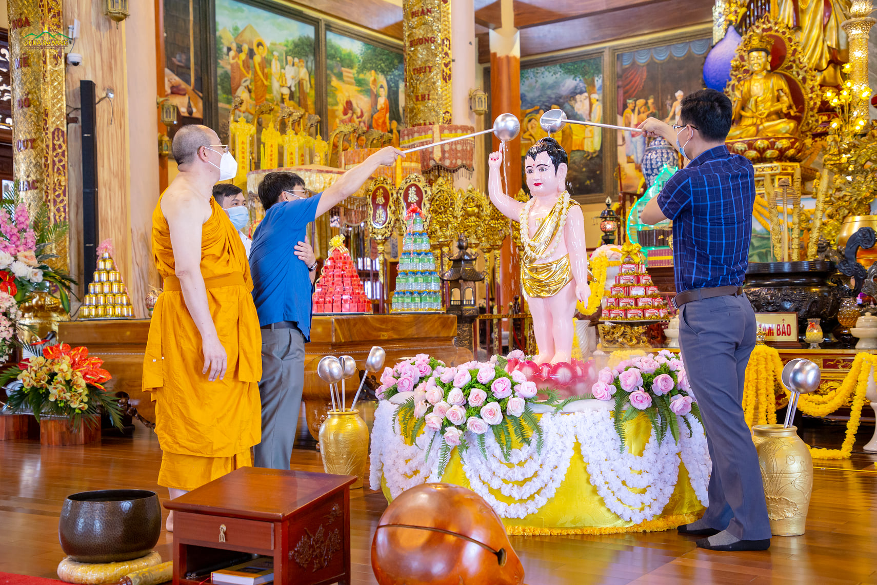 Lãnh đạo Ban Tôn giáo tỉnh Quảng Ninh hoan hỷ thực hiện nghi thức dâng nước cúng dường tắm Phật