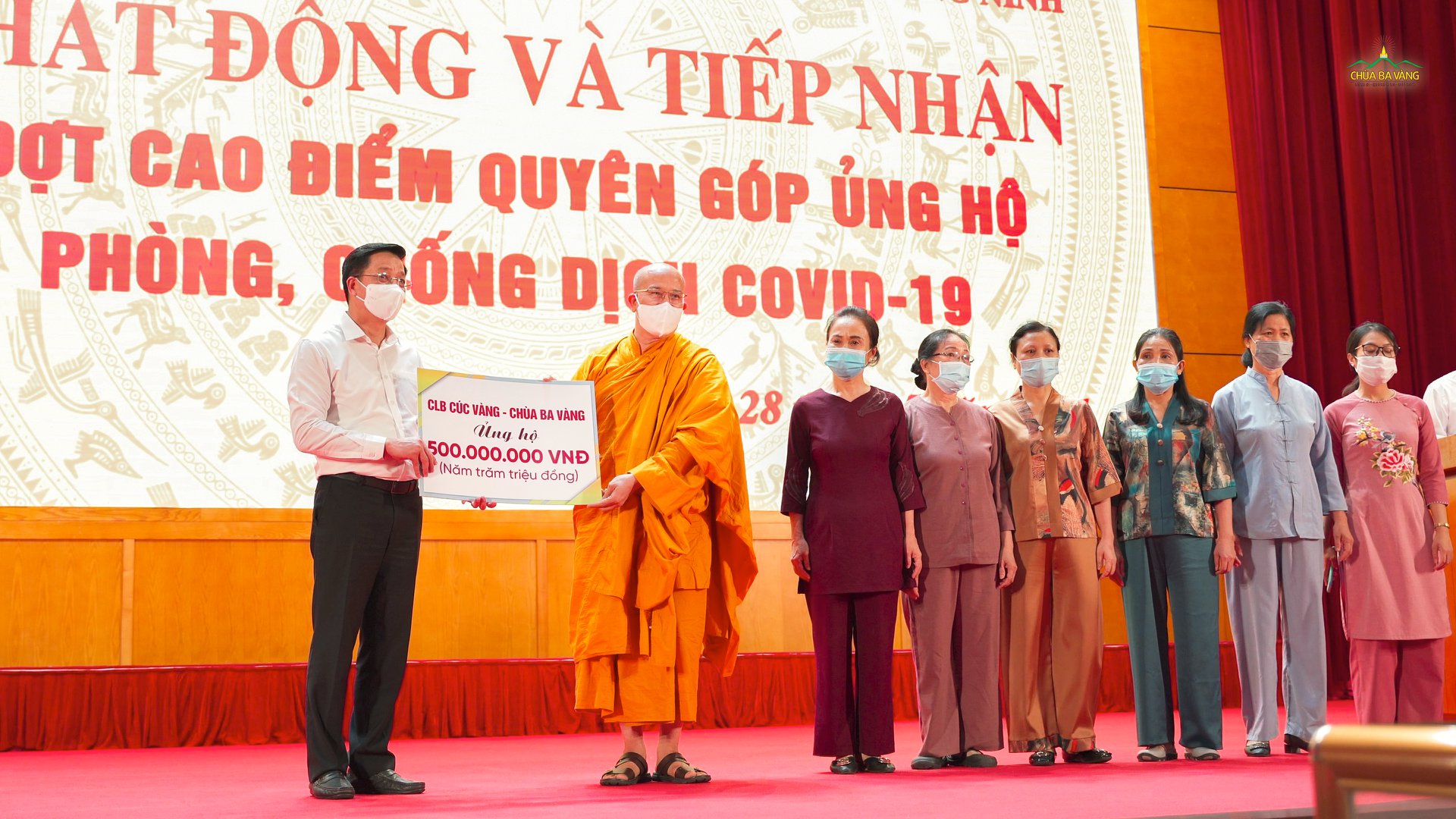 Phật tử CLB Cúc Vàng - Tập Tu Lục Hòa, chùa Ba Vàng ủng hộ, đóng góp công cuộc phòng, chống dịch bệnh COVID-19 của tỉnh Quảng Ninh với số tịnh tài là 500.000.000 triệu đồng (Năm trăm triệu đồng)  