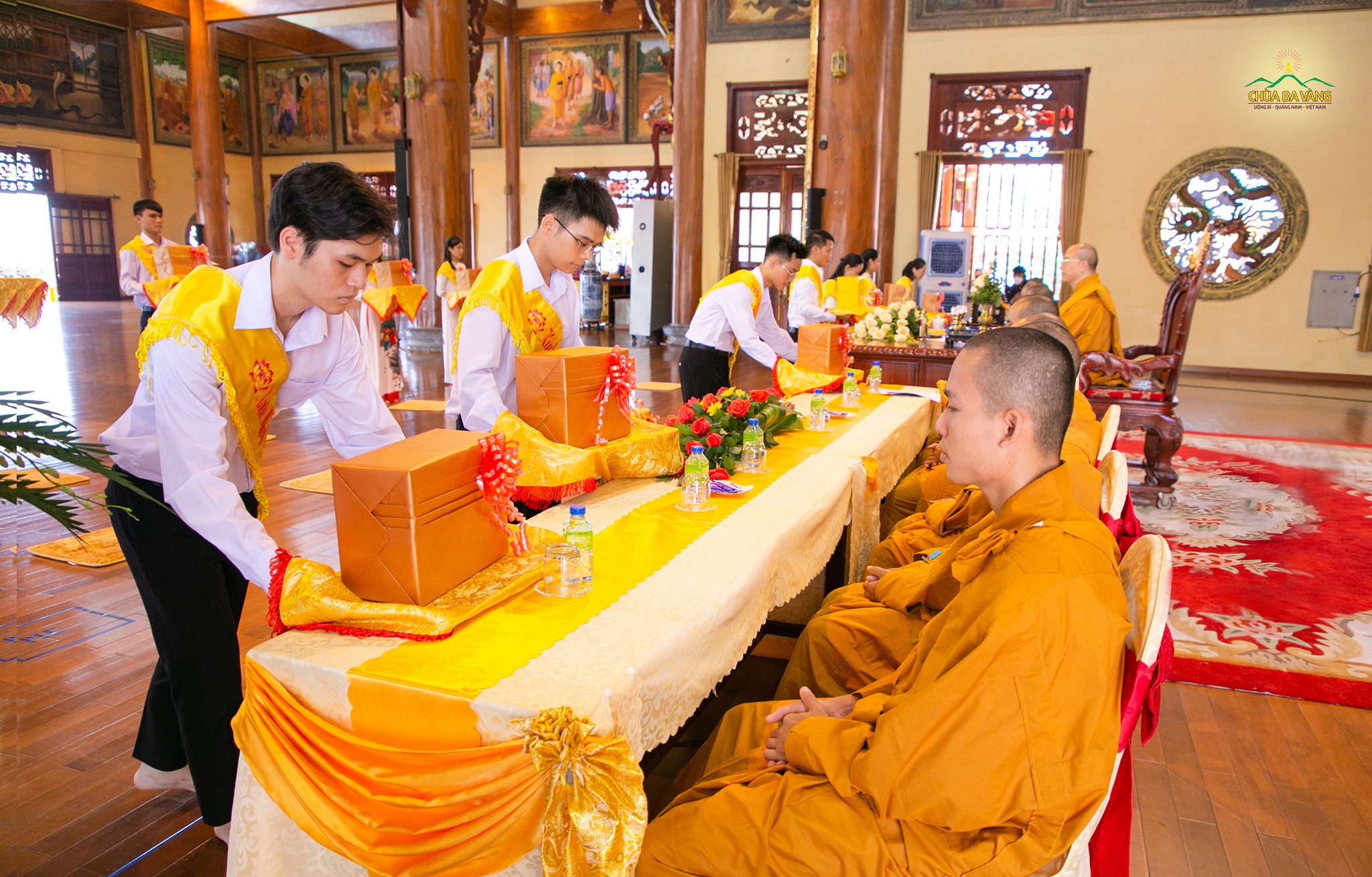 Chư Tăng đại diện cho Tam Bảo thọ nhận sự cúng dường là đúng với giáo lý của Phật (hình ảnh của Lễ Vu Lan chùa Ba Vàng năm 2020)