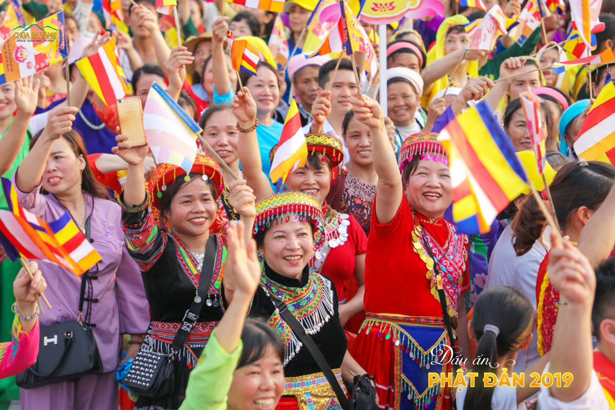 Đồng bào dân tộc H’Mong tham dự lễ Phật đản chùa Ba Vàng