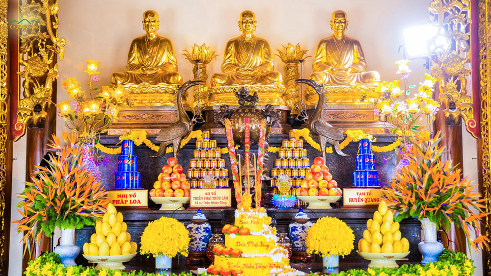 Ban thờ Đệ Tam Tổ Trúc Lâm: Phật hoàng Trần Nhân Tông (ở giữa), Nhị Tổ Pháp Loa (bên trái), Tam Tổ Huyền Quang (bên phải)