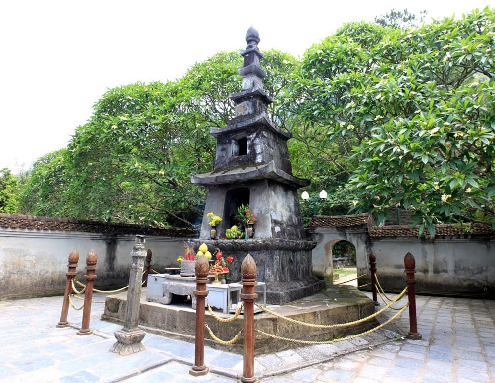 Tháp Huệ Quang Kim - nơi thờ tượng Phật hoàng và xá lợi