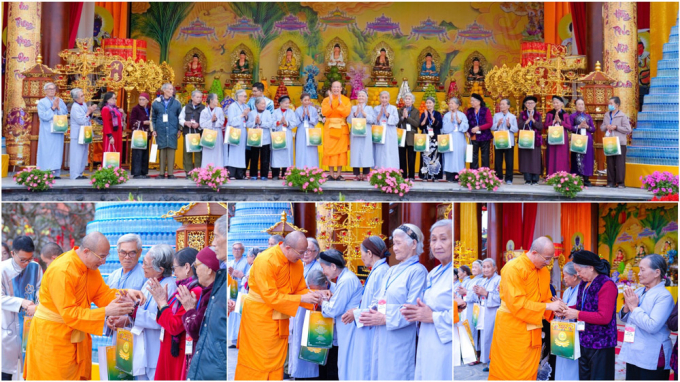Thầy Thích Trúc Thái Minh trao quà động viên tinh thần các Phật tử và cha mẹ Phật tử cao tuổi