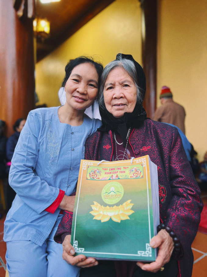 Cô Nguyễn Thị Quy đưa mẹ về tham dự lễ chúc thọ đầu xuân