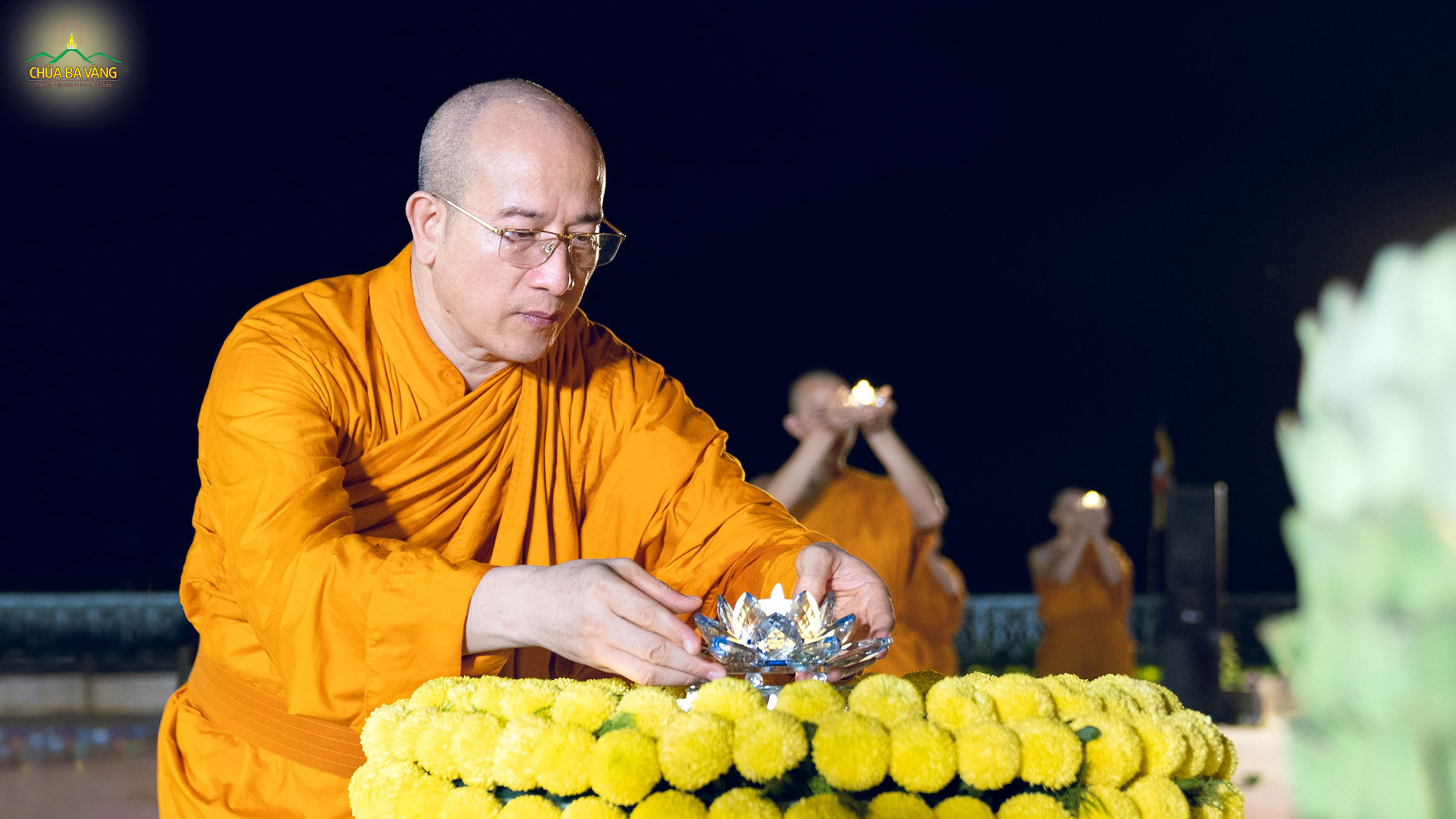Thầy Thích Trúc Thái Minh thành kính dâng đăng cúng dường kim thân Đức Phật đản sinh