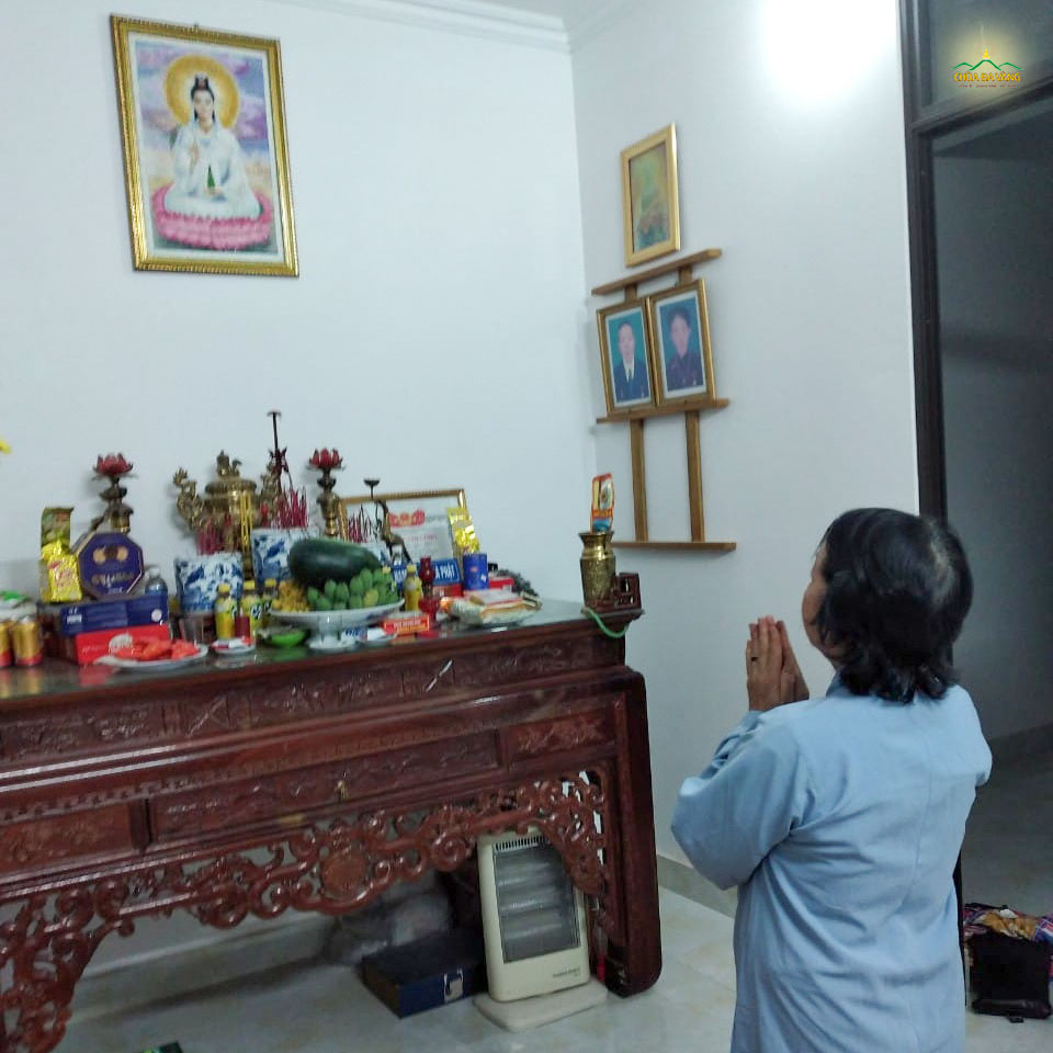 Phật tử Hoàng Thị Nhị tham gia tu tập Pháp đàn Lễ Ngũ Bách Danh trực tuyến theo chùa Ba Vàng tại nhà