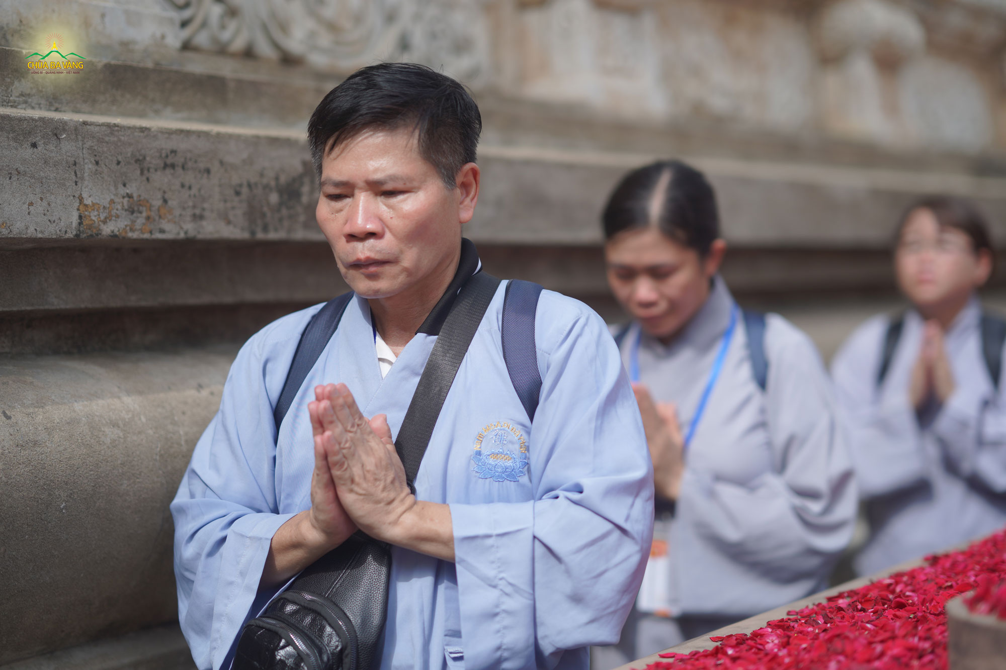 Chú Nguyễn Phi Hùng cùng các Phật tử cung kính nhiễu quanh Tháp Đại Giác