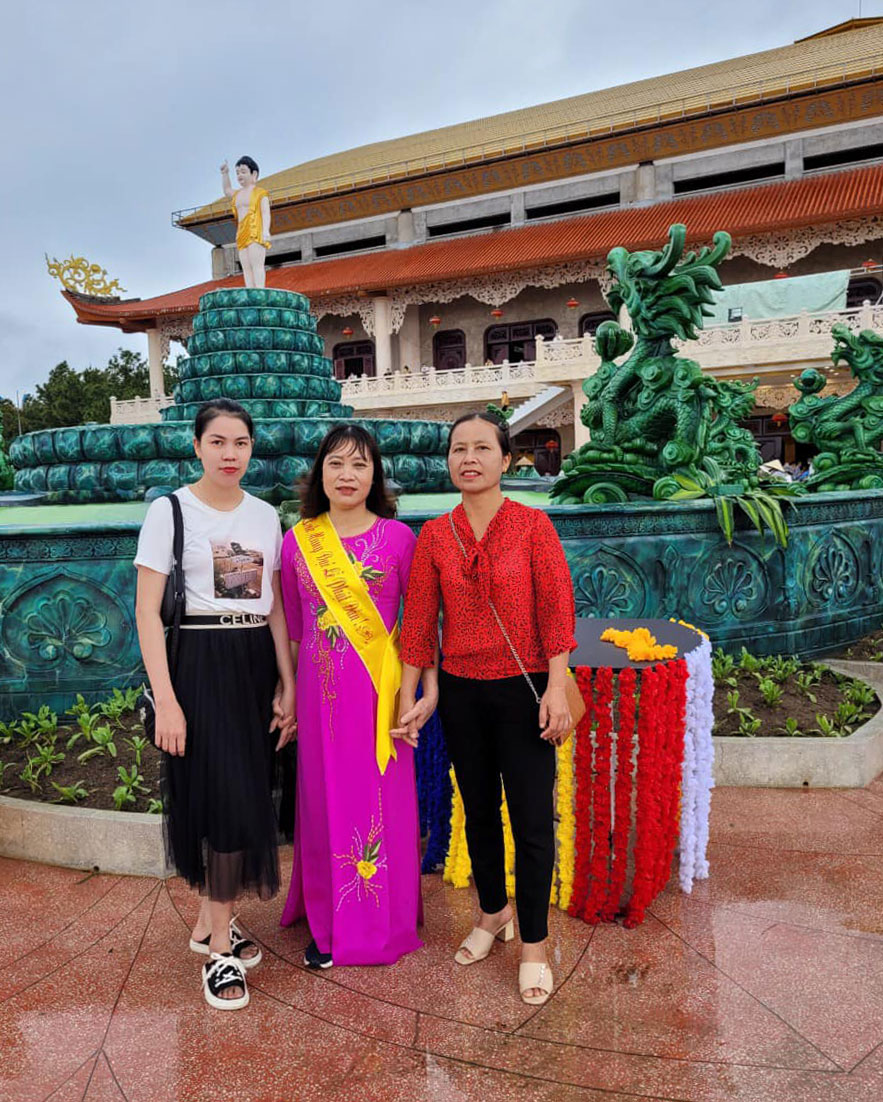 Chị Anh (mặc áo trắng) cùng các đạo hữu tham gia Đại lễ Phật đản chùa Ba Vàng