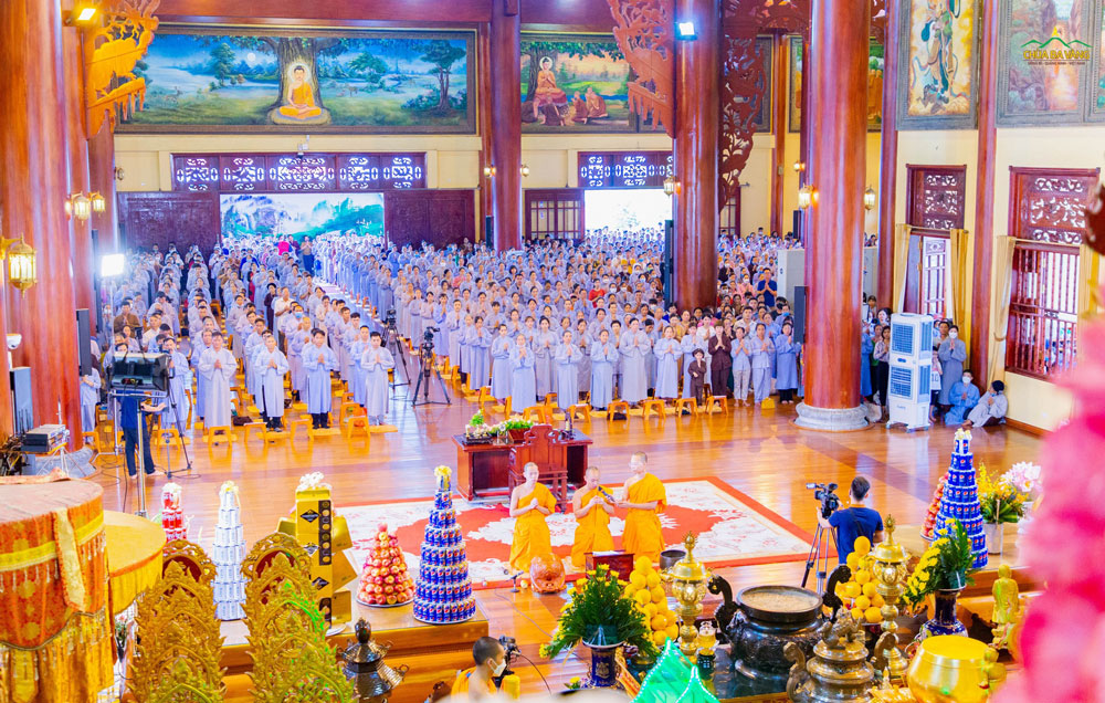 Buổi truyền giới Bát quan trai được tổ chức vào mùng 8 âm lịch hàng tháng tại chùa Ba Vàng