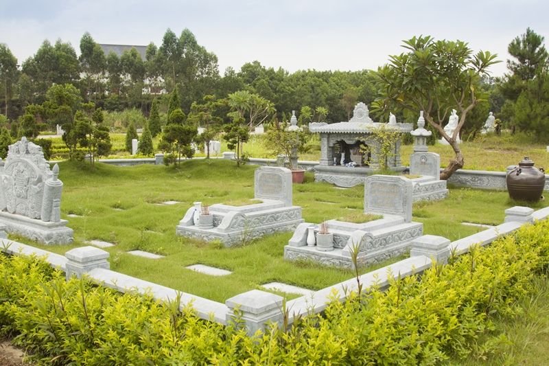 Người Việt Nam rất coi trọng về phần mộ của tổ tiên và những người thân đã khuất