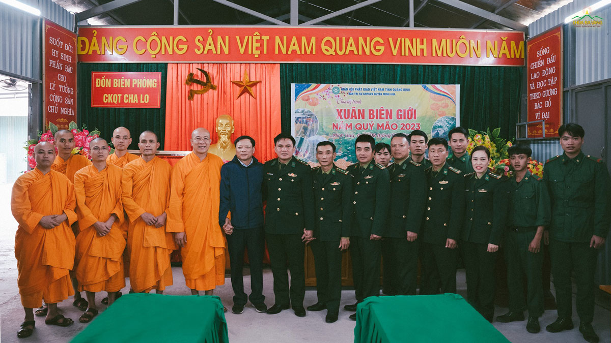 Chư Tăng BTS GHPGVN huyện Minh Hóa chụp ảnh lưu niệm cùng các cán bộ chiến sĩ đồn biên phòng cửa khẩu quốc tế Cha Lo