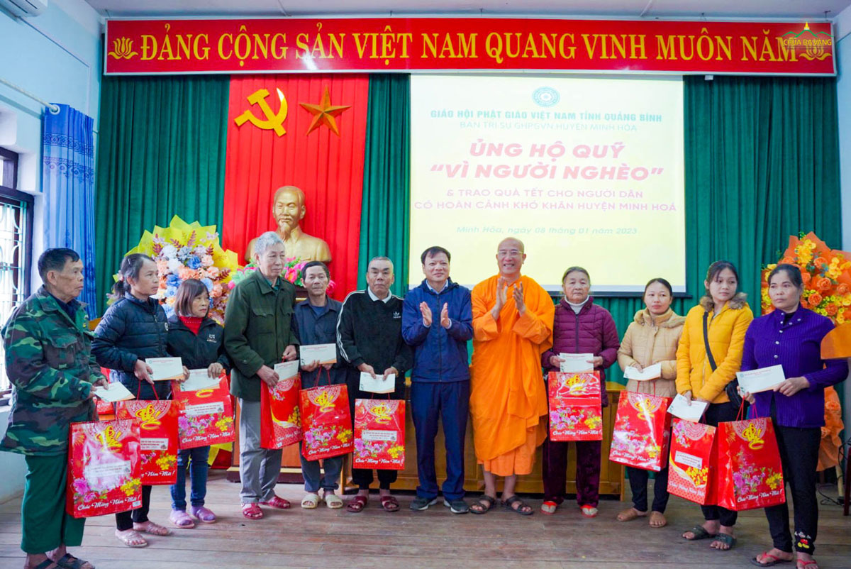 Thầy Thích Trúc Thái Minh tại chương trình ủng hộ quỹ “Vì người nghèo” và trao quà Tết cho người dân có hoàn cảnh khó khăn huyện Minh Hóa