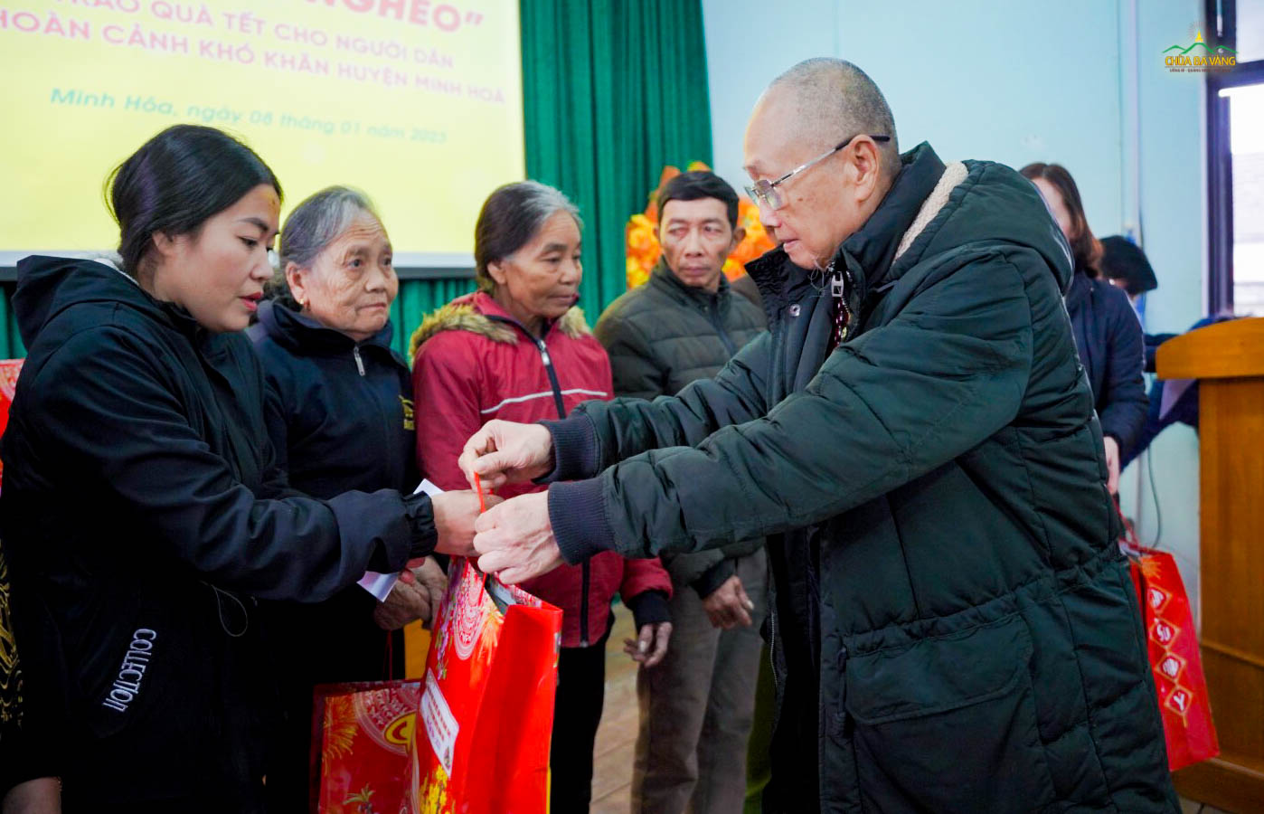 Hòa Thượng Thích Tánh Nhiếp đại diện Ban Trị sự GHPGVN tỉnh Quảng Bình trao quà đến những người dân có hoàn cảnh khó khăn