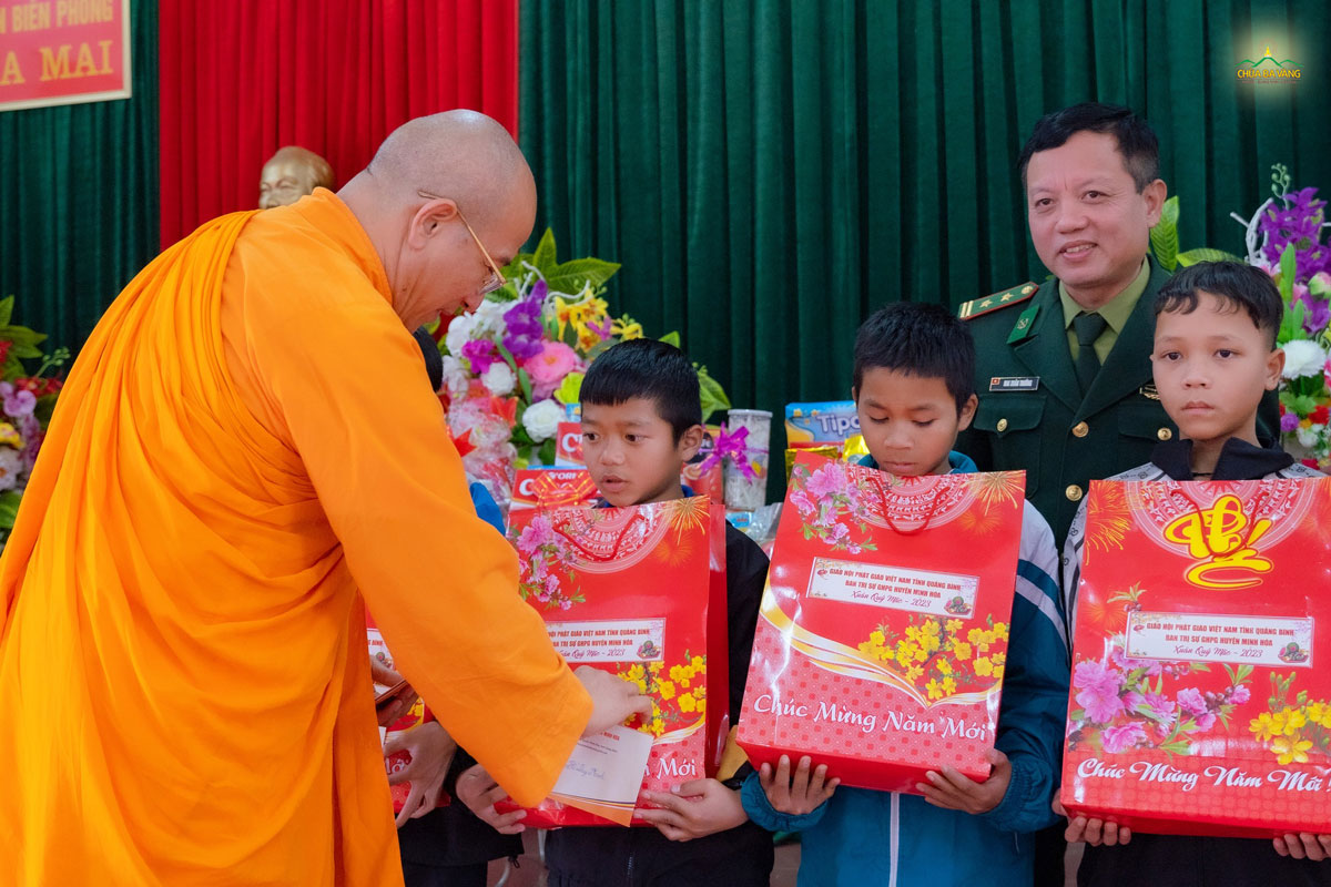 Những món quà Tết ý nghĩa được Thầy Thích Trúc Thái Minh trao tặng tại đồn biên phòng Ra Mai