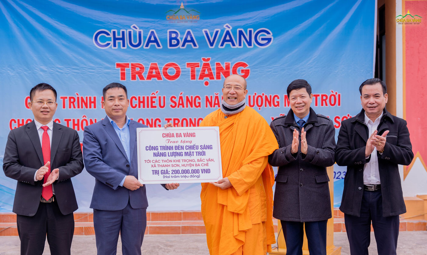 Với sự đồng hành của Mặt trận Tổ quốc Việt Nam tỉnh Quảng Ninh, sự kết nối của Hội Nhà báo tỉnh, chùa Ba Vàng trao tặng cho nhân dân xã Thanh Sơn, huyện Ba Chẽ gần 100 cột đèn từ năng lượng mặt trời